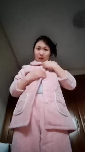 朴素的睡衣下有淫荡的肉体