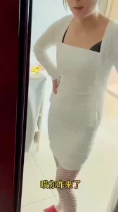 居家带娃的家庭主妇！趁老公上班让情夫来家里操自己止痒