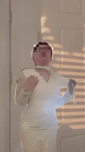 穿着蕾丝裙日常发骚，屁股超大，找金主开发