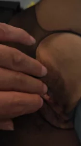 20岁的妹子背着男朋友在合租的房子内偷情